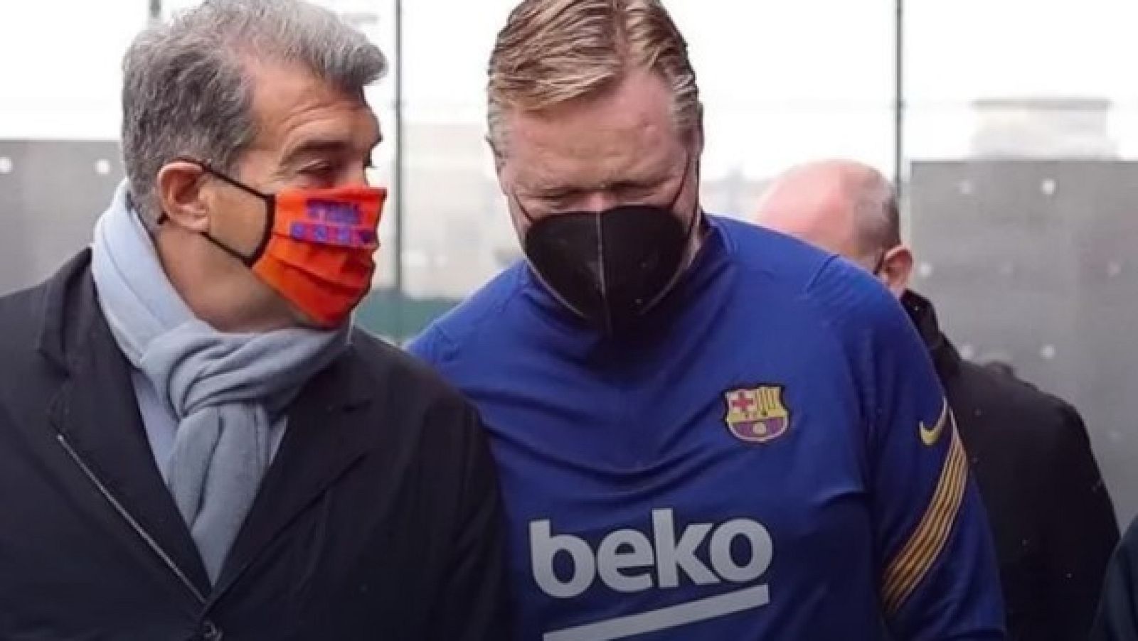 Laporta visita a los primeros equipos del Barça y saluda a Pau Gasol