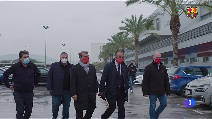 Laporta visita a los primeros equipos del Barça y saluda a Pau Gasol