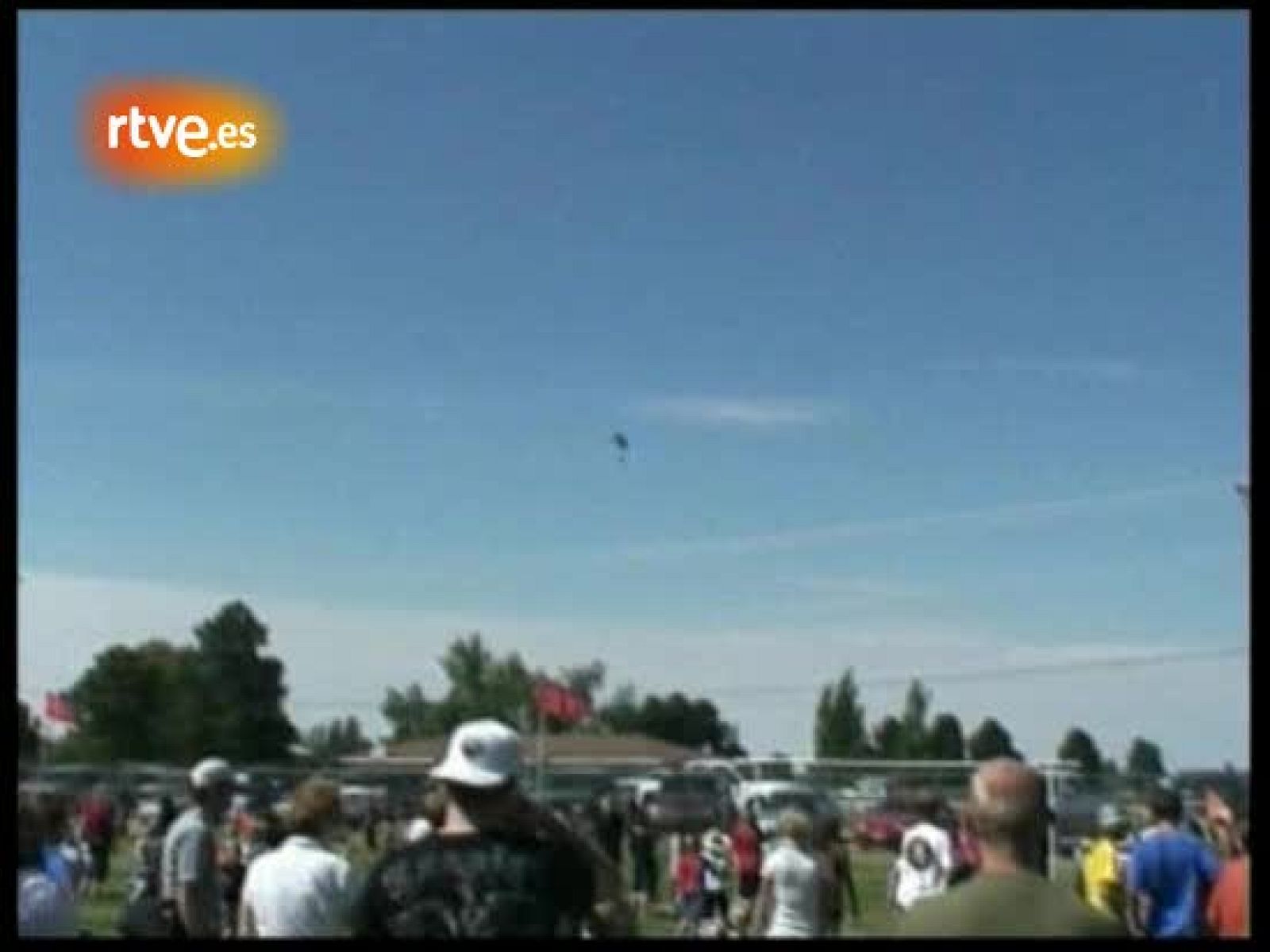 Un parapente cae sobre el público durante una exhibición en Estados Unidos | Ver