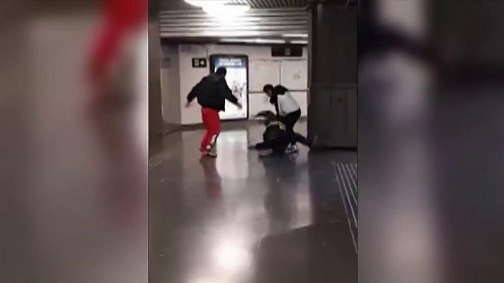 Telediario 1 - Aumentan las agresiones en el transporte público con el control del uso de las mascarillas