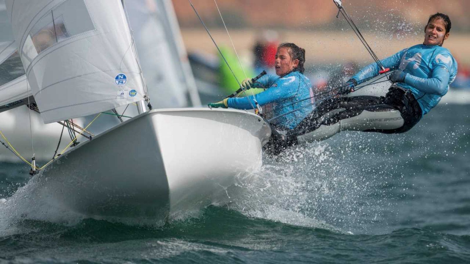 Jordi Xammar/Nico Rodríguez y Silvia Mas/Patricia Cantero, líderes del Mundial de 470