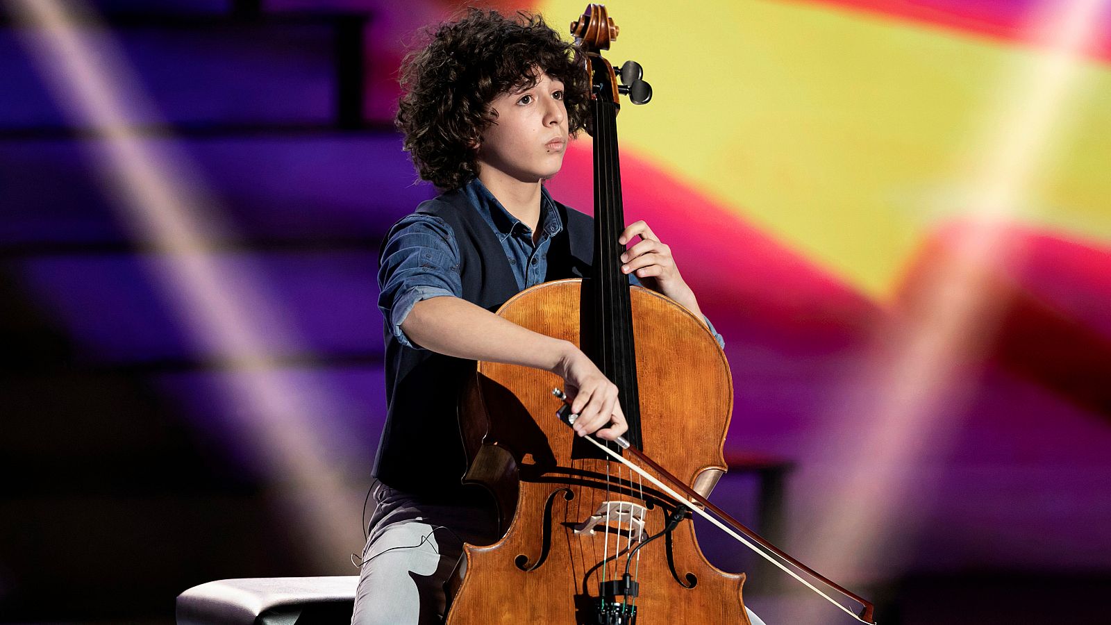 Antonio impresiona con  su violonchelo
