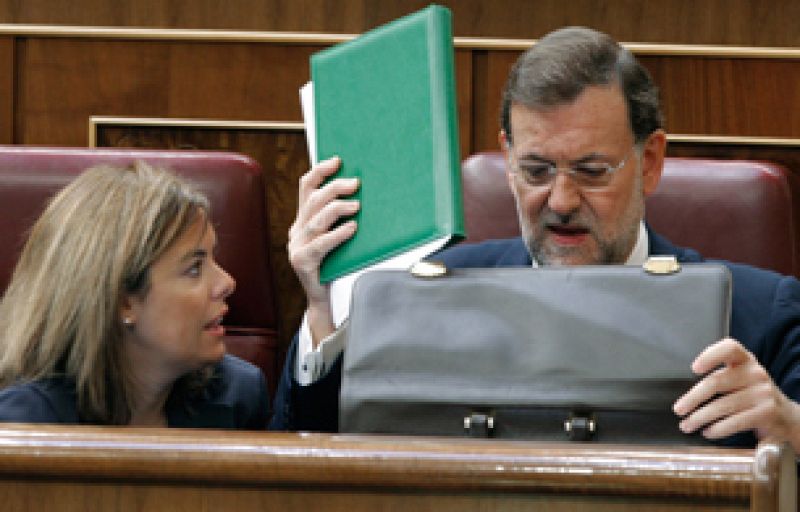 El líder del PP, Mariano Rajoy, ha criticado el "falso diagnóstico" que el presidente del Gobierno hace la crisis económica y asegura que "no hay manera de tapar el agujero de las cuentas públicas creado por el Gobierno".