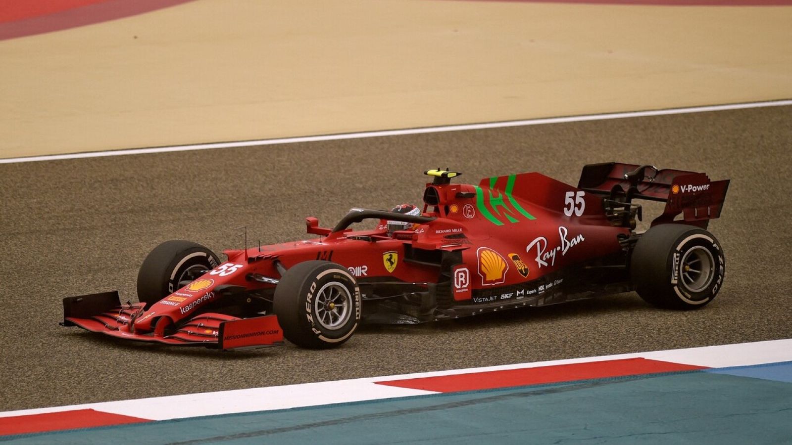 Carlos qSainz pone a rodar su Ferrari en Baréin | Ver