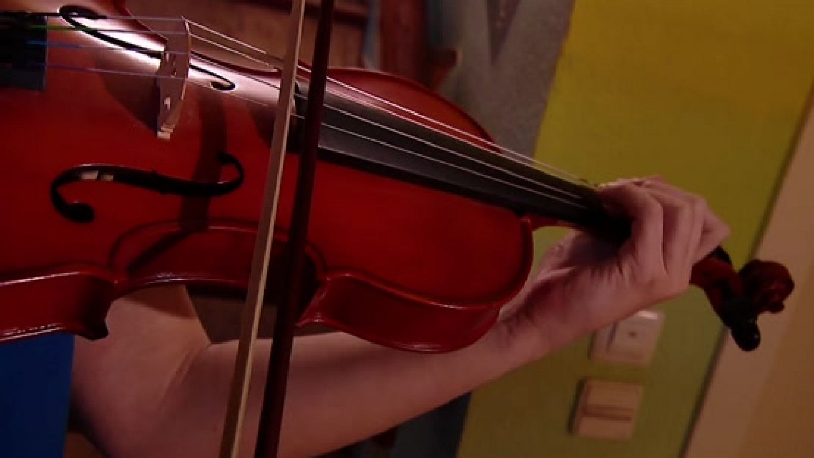 Telediario 1: Un proyecto solidario ayuda a jóvenes a integrarse a través de la música | RTVE Play