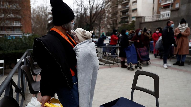 Se mantienen las colas del hambre en Madrid tras un año de pandemia