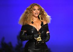 Taylor Swift y Beyoncé hacen historia en los Grammy con permiso de Billie Eilish.