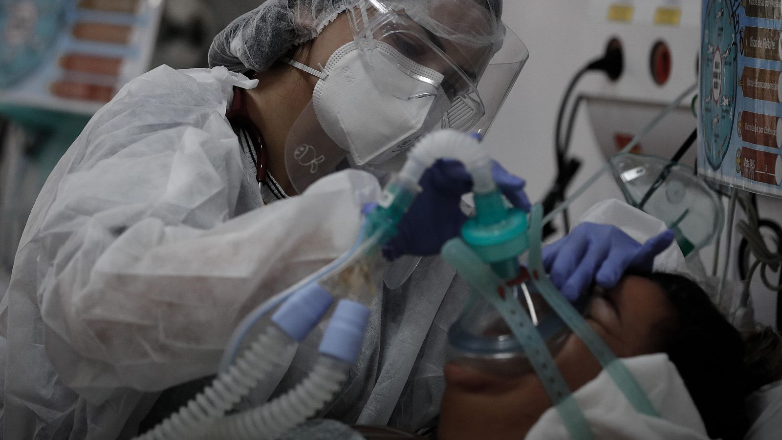 Coronavirus - El estallido de la pandemia dentro de los hospitales, en primera persona - Telediario 1 | Ver