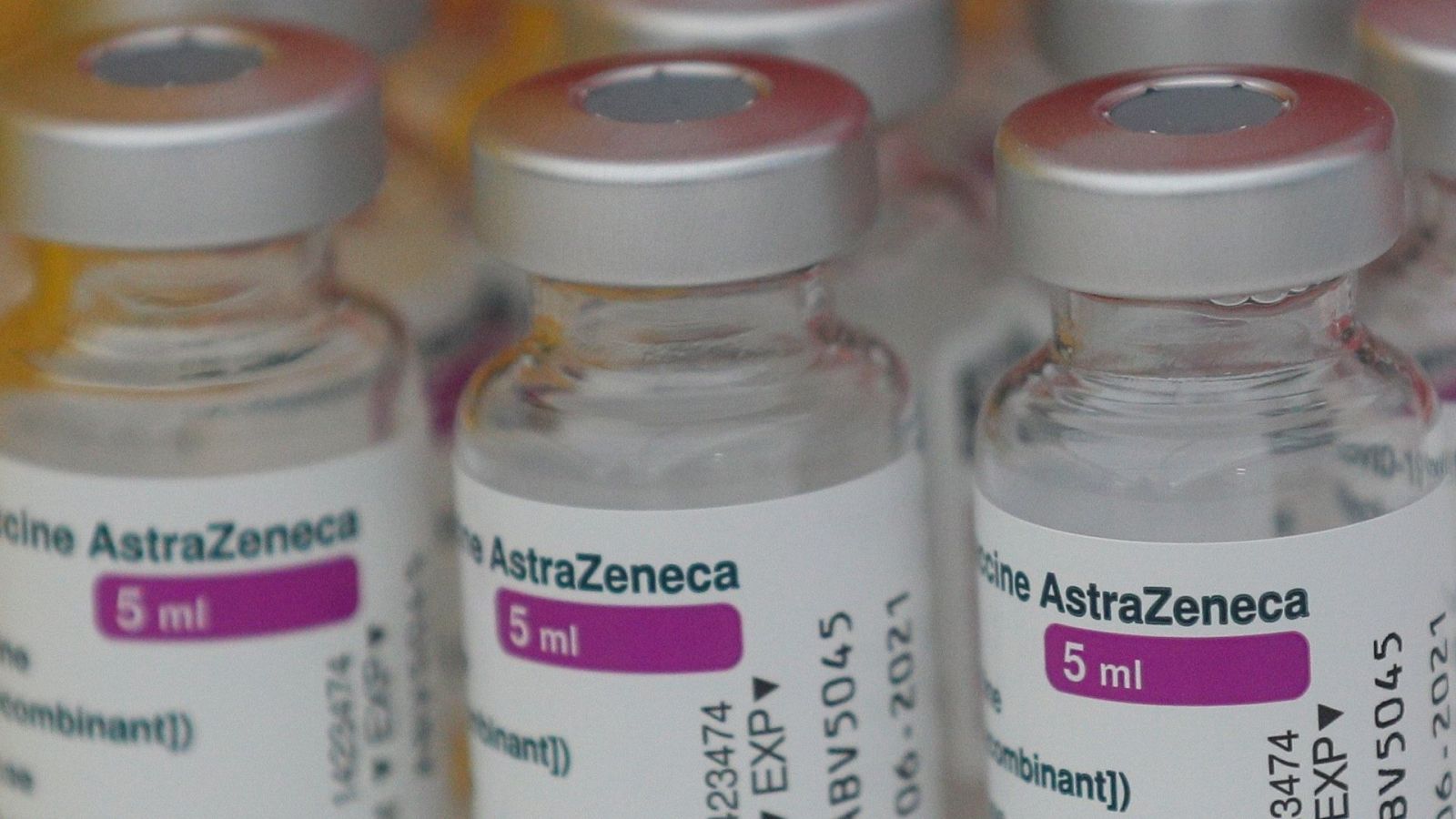 Aunque "son muy pocos casos" de trombos, Sanidad considera "prudente" parar la vacunación con AstraZeneca