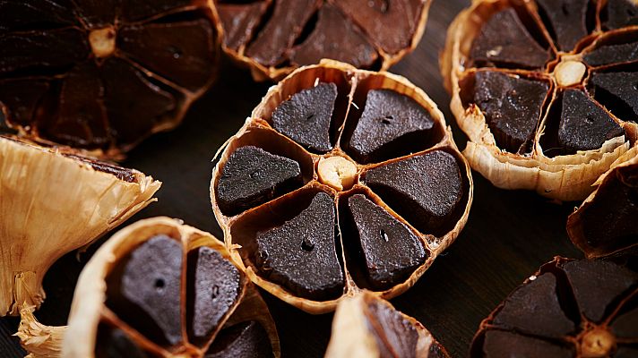 Aquí la Tierra - Las propiedades del ajo negro y cómo comerlo