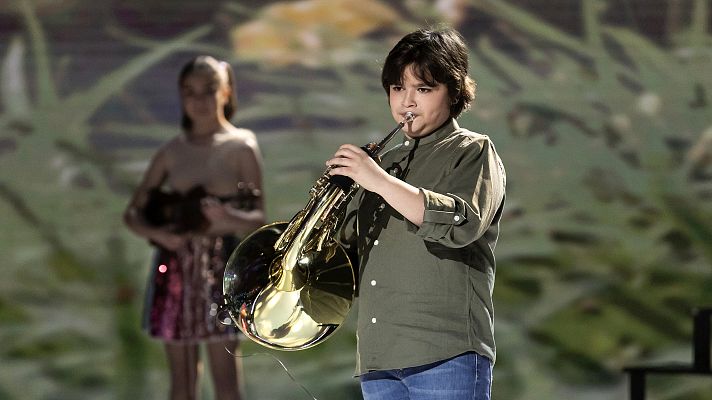 Héctor Castillo emociona en su final tocando la trompa