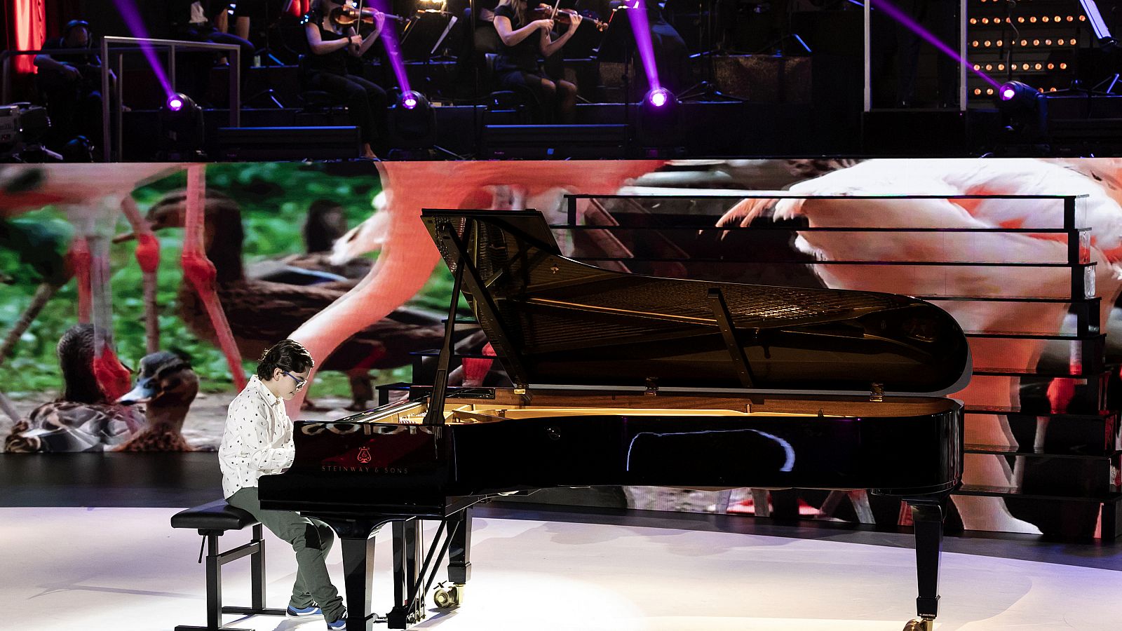 Manuel deja atónito al jurado con su actuación tocando el piano