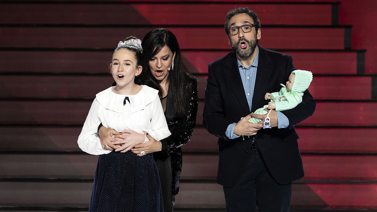 Zapata y Nancy cantan saltan al escenario a cantar con la duce Inés