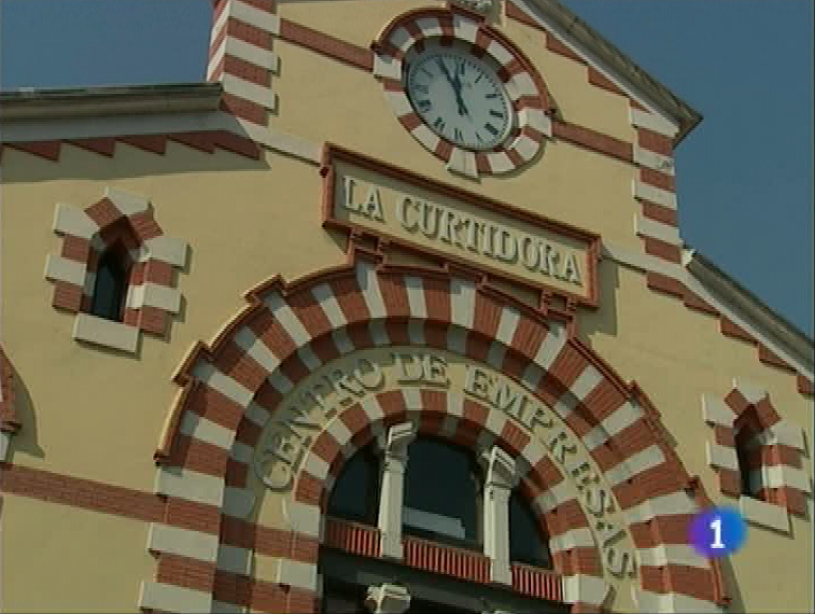  El delegado del Gobierno en Asturias, el socialista Antonio Trevín, y el alcalde de Oviedo, el popular Gabino de Lorenzo, coinciden en que las obras de mejora ambiental y los equipamientos sociales, culturales y deportivos que se construyen en la capital asturiana serían imposibles sin el Fondo Estatal de Inversión Local. Al municipio de  la capital del Principado le han correspondido 38 millones de euros de esos fondos. El curso escolar comenzará con ordenadores personales en un centenar de aulas, pero el Gobierno regional asegura que todos los alumnos de quinto de primaria lo tendrán en los próximos meses. En la memoria de los asturianos y en el Archivo del Centro Territorial de Televisión Española en Asturias está la fábrica de la Curtidora, hoy  un activo Centro de Empresas.