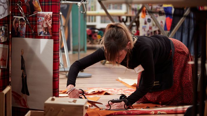 Maestros de la costura - Laura, a punto de abandonar el cosido