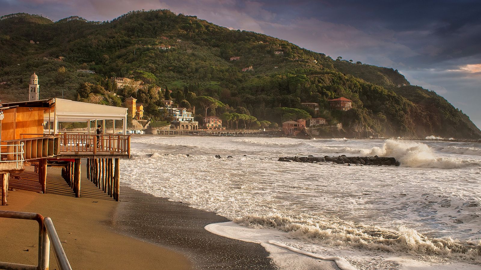 Levante fuerte en el Estrecho e intervalos de viento fuerte en Pirineos - Ver ahora