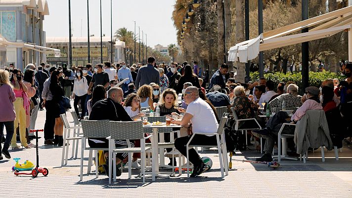 La tarde en 24h - Darias avisa de "un posible cambio de tendencia" y llama a evitar una cuarta ola