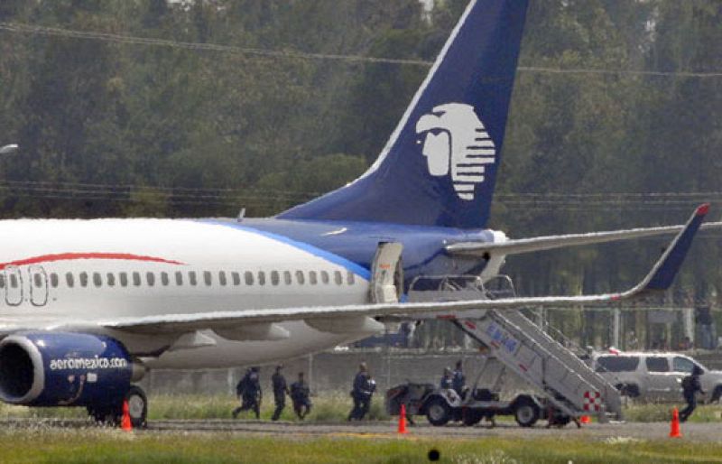 Un detenido por el secuestro de un avión en México D.F.