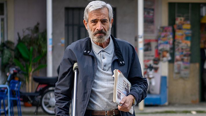 Cuéntame cómo pasó - Herminia descubre las revistas picantes de Antonio