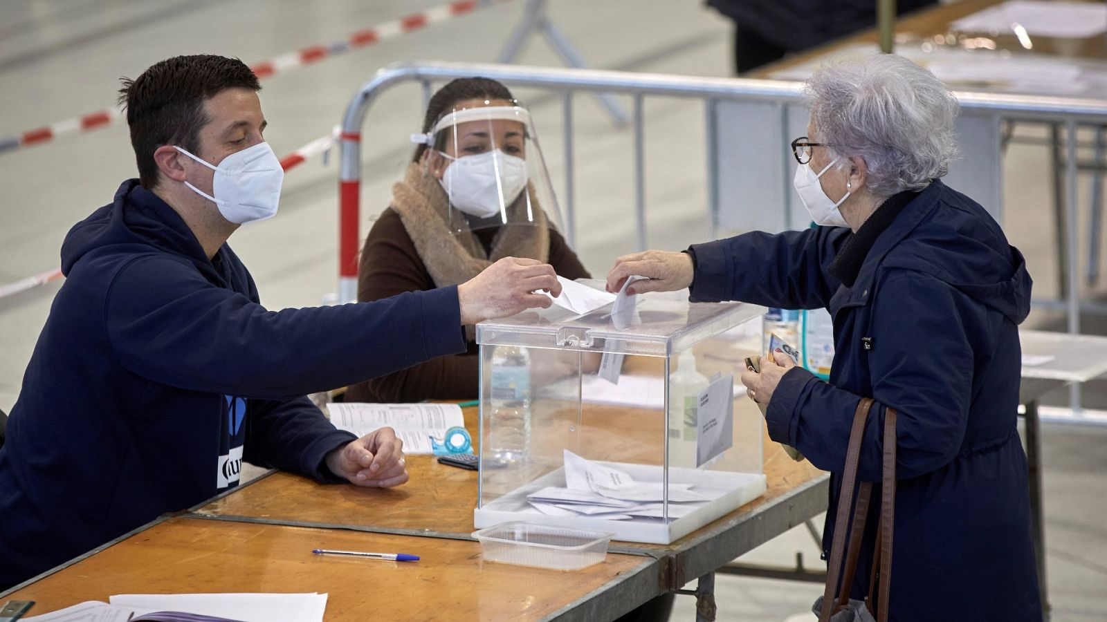 La Comunidad de Madrid pide a los grupos de riesgo frente al coronavirus que voten el 4M de 10 a 12 horas