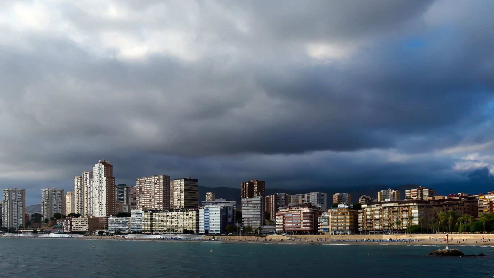 Precipitaciones localmente fuertes en Alicante y Valencia - Ver ahora