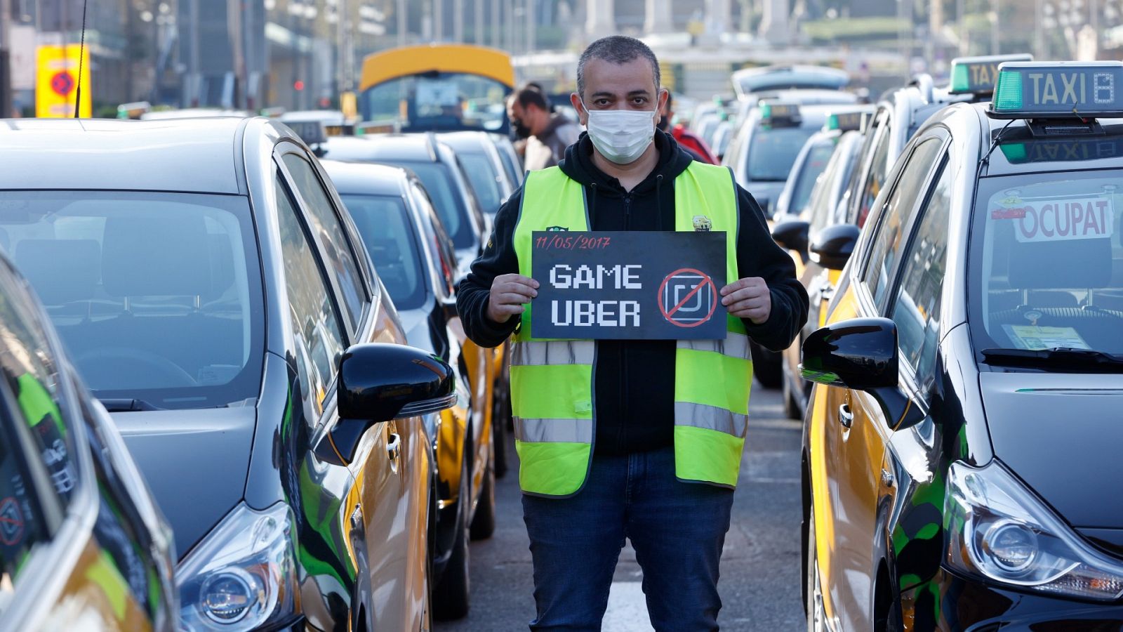 Varios taxistas protestan en Barcelona por el regreso de los VTC de Uber