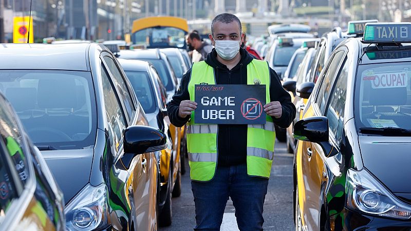 Varios taxistas protestan en Barcelona por el regreso de los VTC de Uber