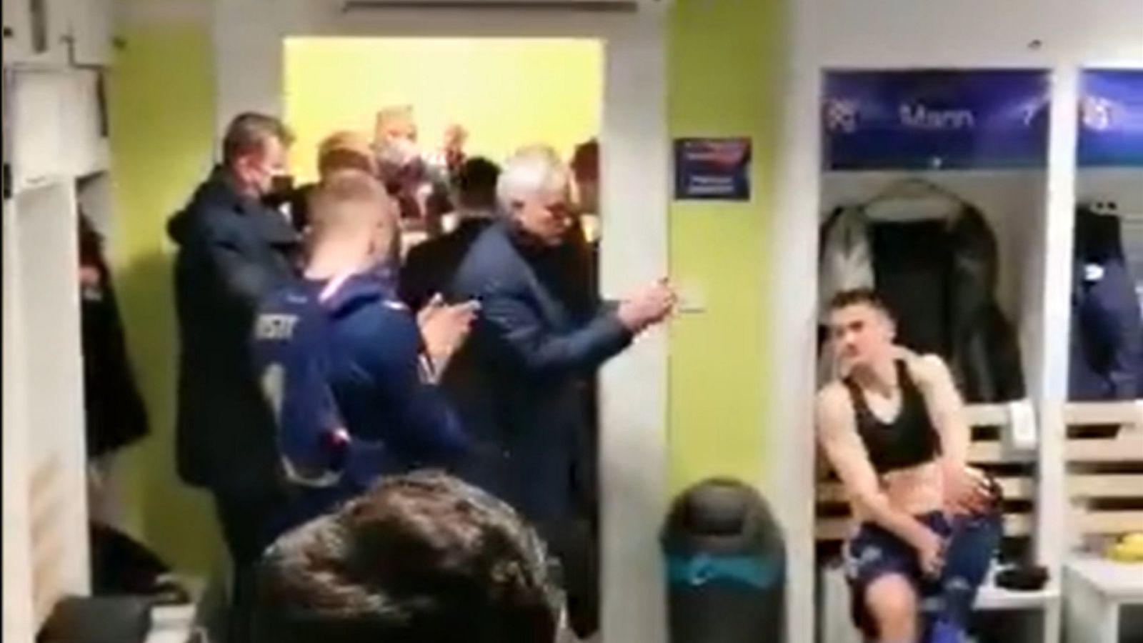 Mourinho baja a aplaudir al vestuario al Dinamo de Zagreb tras eliminar a su Tottenham