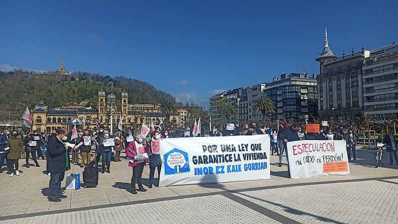Cientos de personas salen a la calle para reivindicar la regulación de los precios de los pisos de alquiler