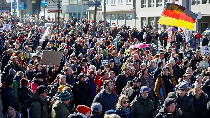 Miles de personas se manifiestan en la ciudad alemana de Kassel contra las medidas anti-COVID