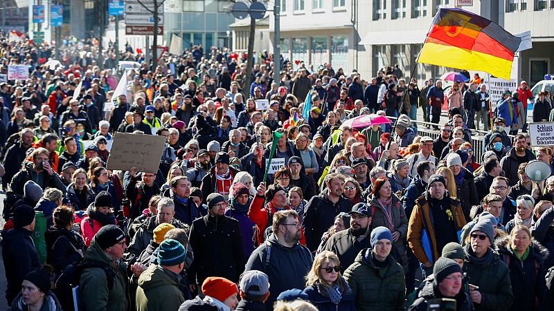 Miles de personas se manifiestan en la ciudad alemana de Kassel contra las medidas anti-COVID