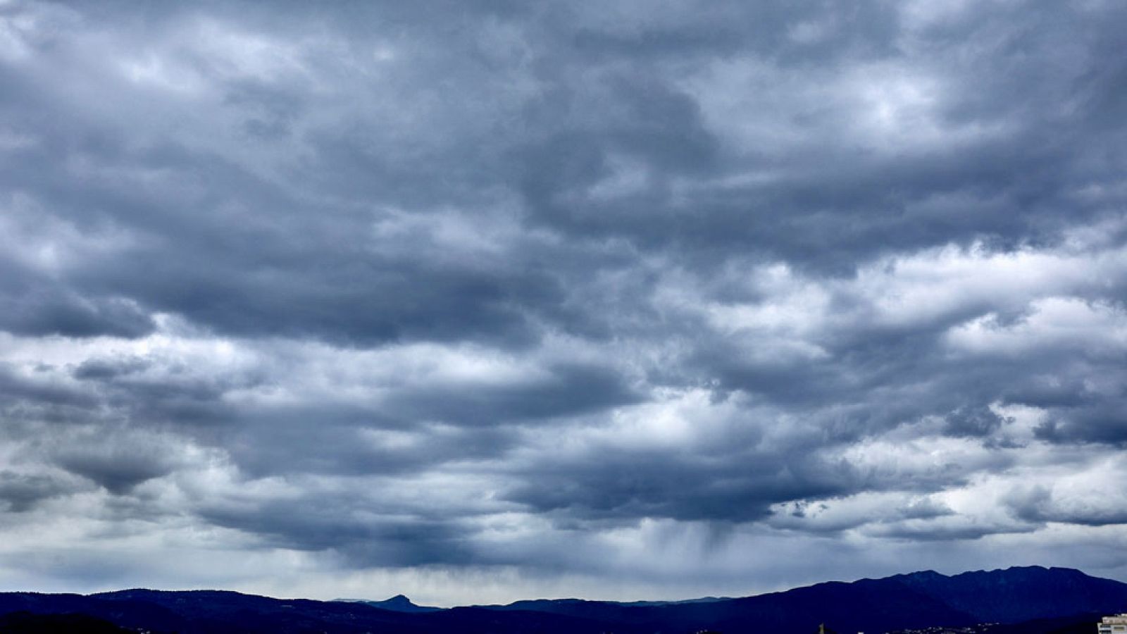 Cielo nuboso o cubierto con precipitaciones en el Cantábrico oriental, Navarra, alto Ebro y Pirineos - RTVE.es