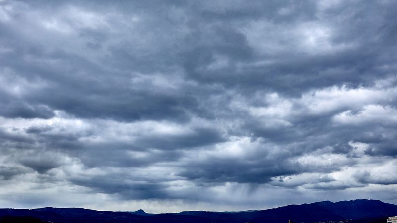 Cielo nuboso o cubierto con precipitaciones en el Cantábrico oriental, Navarra, alto Ebro y Pirineos