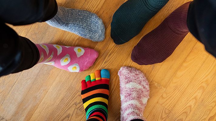 Telediario 1 - Una diseñadora francesa da una segunda vida a los calcetines desparejados