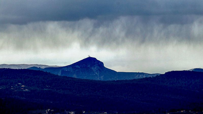 Precipitaciones débiles dispersas en el Cantábrico interior y  Pirineos