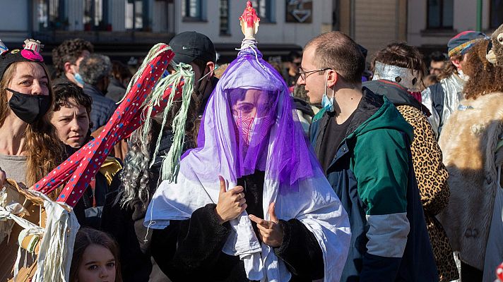 Miles de personas celebran el carnaval en Marsella