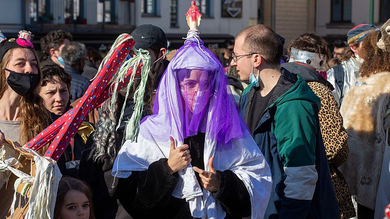 Miles de personas celebran el carnaval en Marsella a pesar de la pandemia