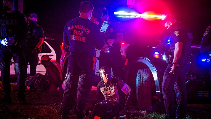 Miles de jóvenes salen de fiesta en Miami con la ciudad en estado de emergencia