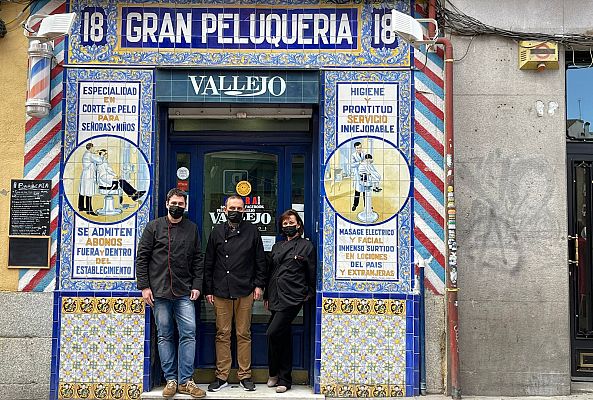 100 años en el negocio: la barbería centeneria de Lavapiés