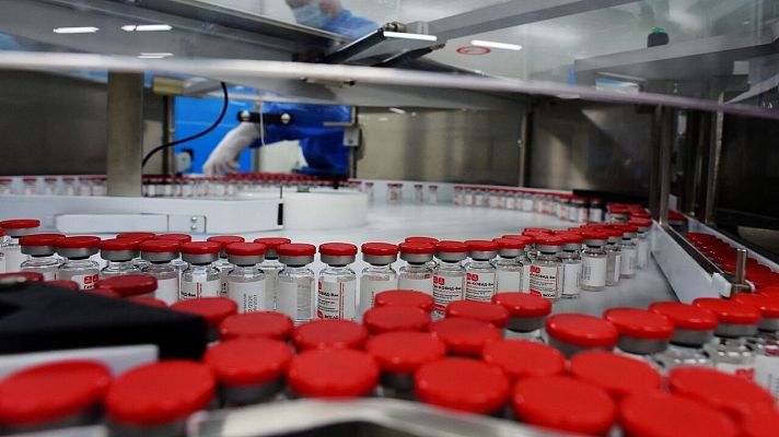 Telediario 1 - Expertos descartan que el 70 % de la población europea esté vacunada en verano: "Es imposible a este ritmo"