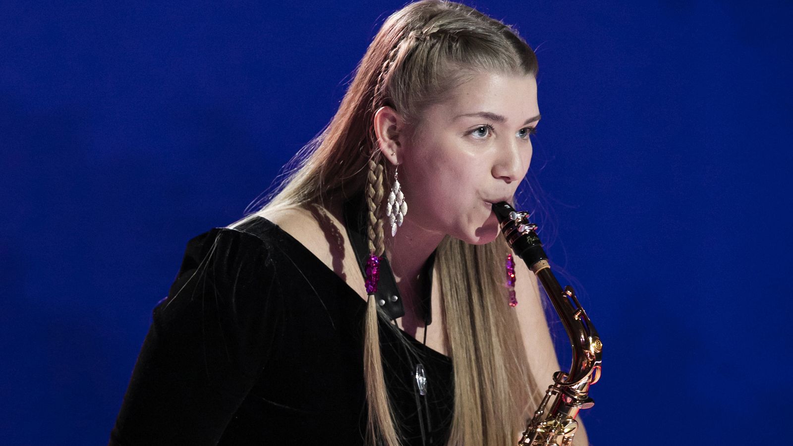 Gisela protagoniza una gran actuación tocando el saxofón