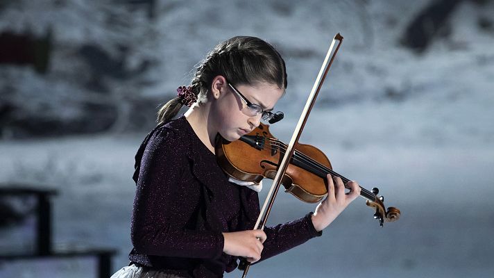 Martina toca el violín de una manera exquisita