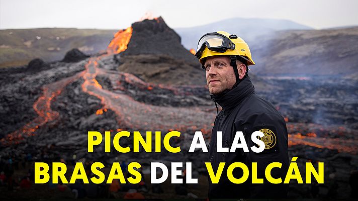 Ríos de lava y turistas para ver de cerca el volcán Fagradalsfjall en Islandia