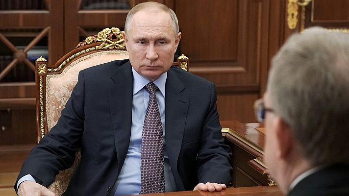 Putin se vacuna contra la COVID-19 pero evita las imágenes del momento