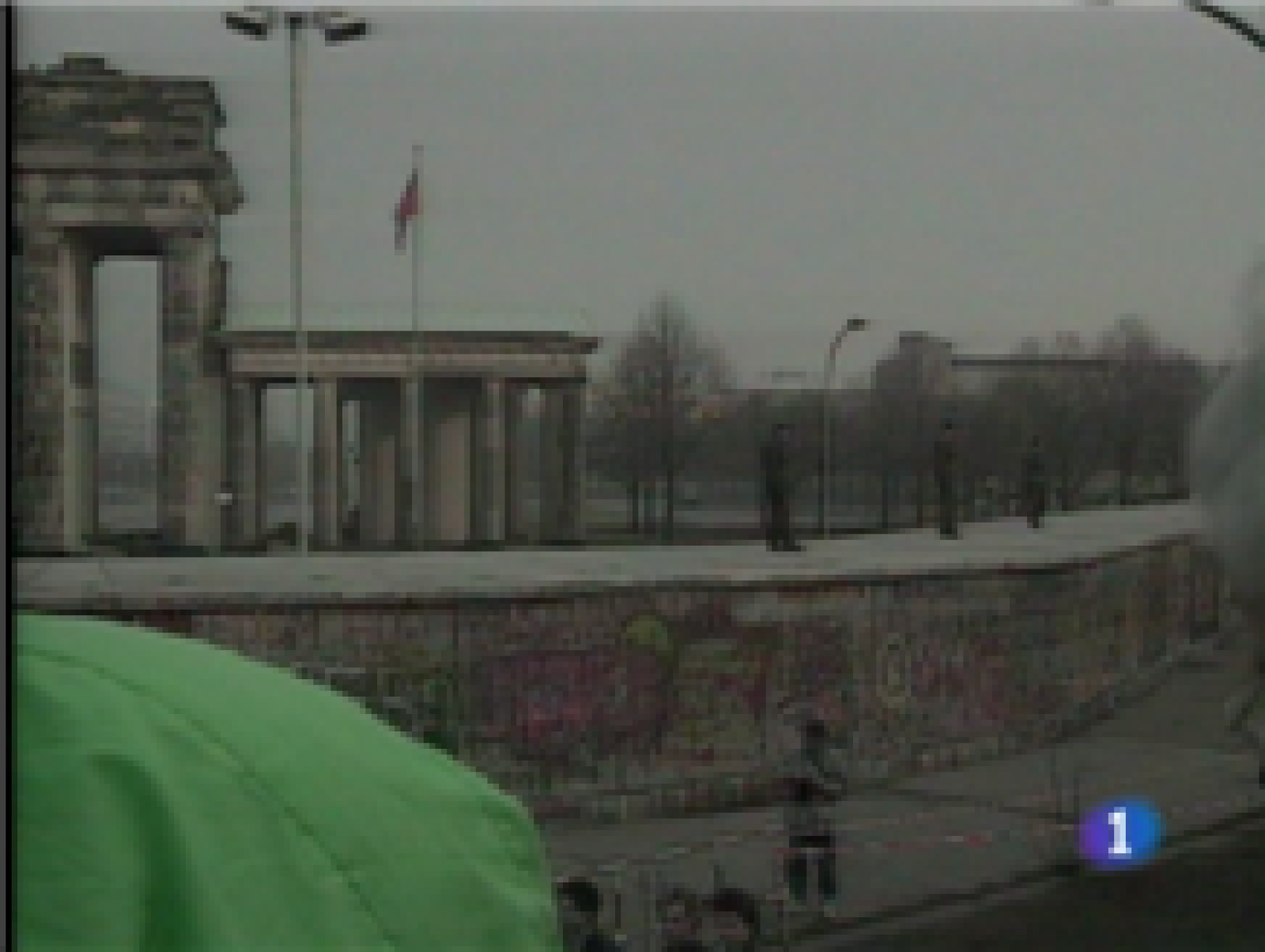  La ciudad de Berlín ha sido galardonada con el premio Príncipe de Asturias de la Concordia en el veinte aniversario de la caída del muro que simbolizaba lo contrario, la división y el enfrentamiento ideológico entre el este y el oeste de Europa. Casi ciento veinticinco mil alumnos inician mañana el curso escolar en Asturias. Dos mil más que el curso pasado. El mayor número de alumnos acude a la enseñanza pública, casi el setenta por ciento, frente al poco más del veinticinco de la concertada y el cinco por ciento de la privada.