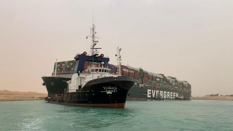 Bloqueado el tráfico marítimo en el Canal de Suez tras encallar un barco