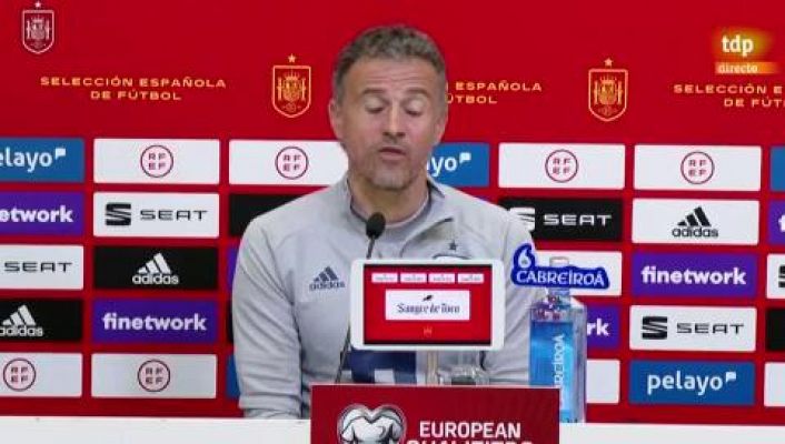 Luis Enrique: "Iniesta y Pedri son jugadores diferentes; Pedri tiene que ser Pedri"