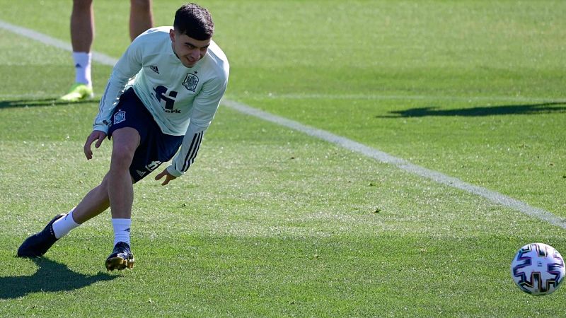 Luis Enrique: Iniesta y Pedri son jugadores diferentes; Pedri tiene que ser Pedri"