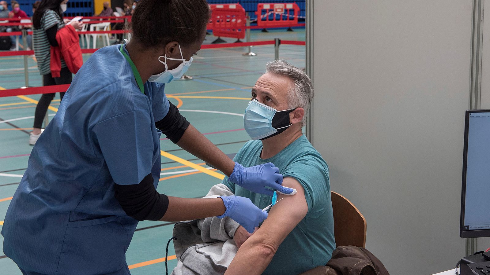 Coronavirus - Se reanuda la vacunación con AstraZeneca, ahora hasta 65 años