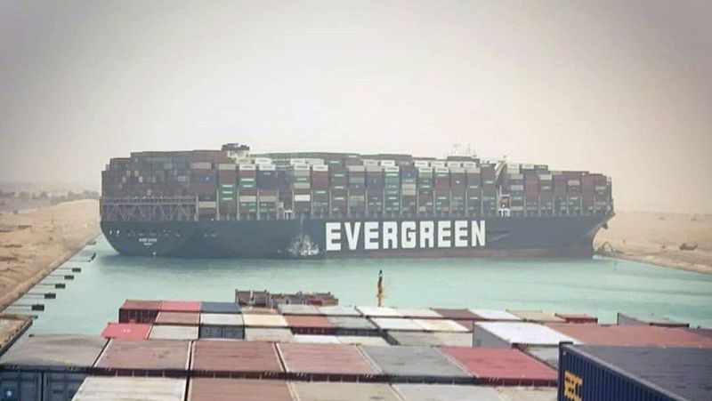 Un carguero atravesado bloquea el tráfico en el Canal de Suez